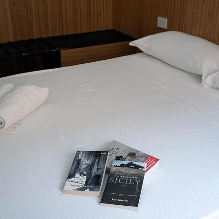 Sognalibro Bed And Books Bed & Breakfast Рагуза Екстериор снимка